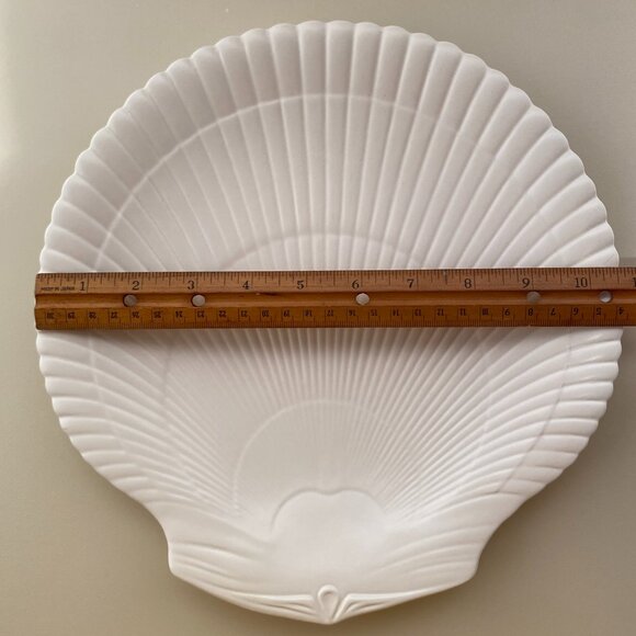 Wedgwood of Etruria & Barlaston Nautilus Shell Dinner Plate - Picture 5 of 6